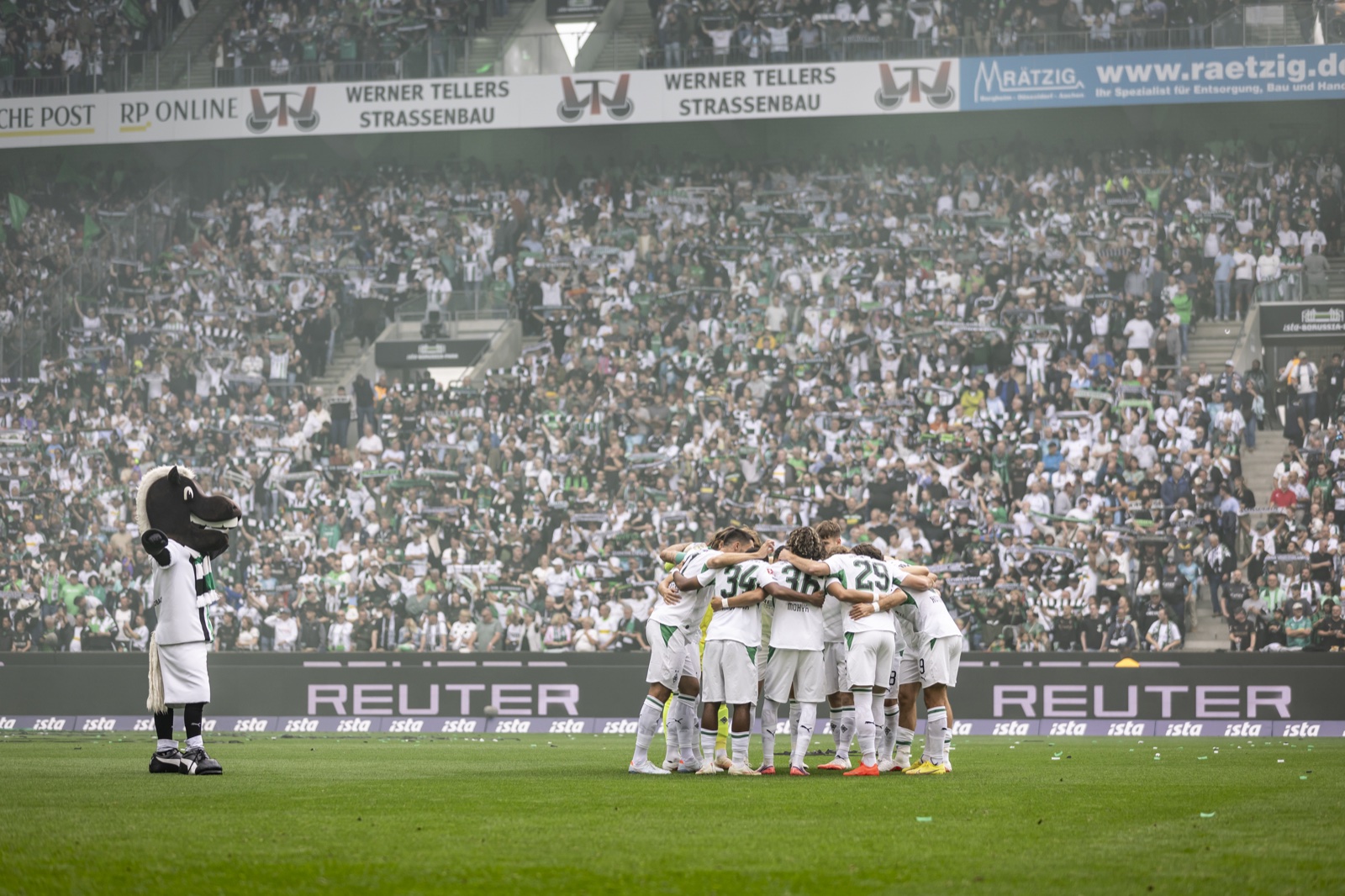 Borussia-Mannschaft vor der Fankurve